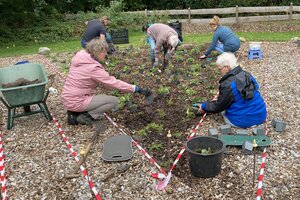 Plantdag in de dorpstuin