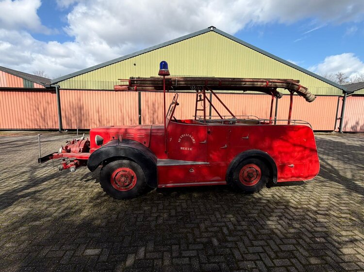 Oude Dodge 'Beep' brandweerwagen